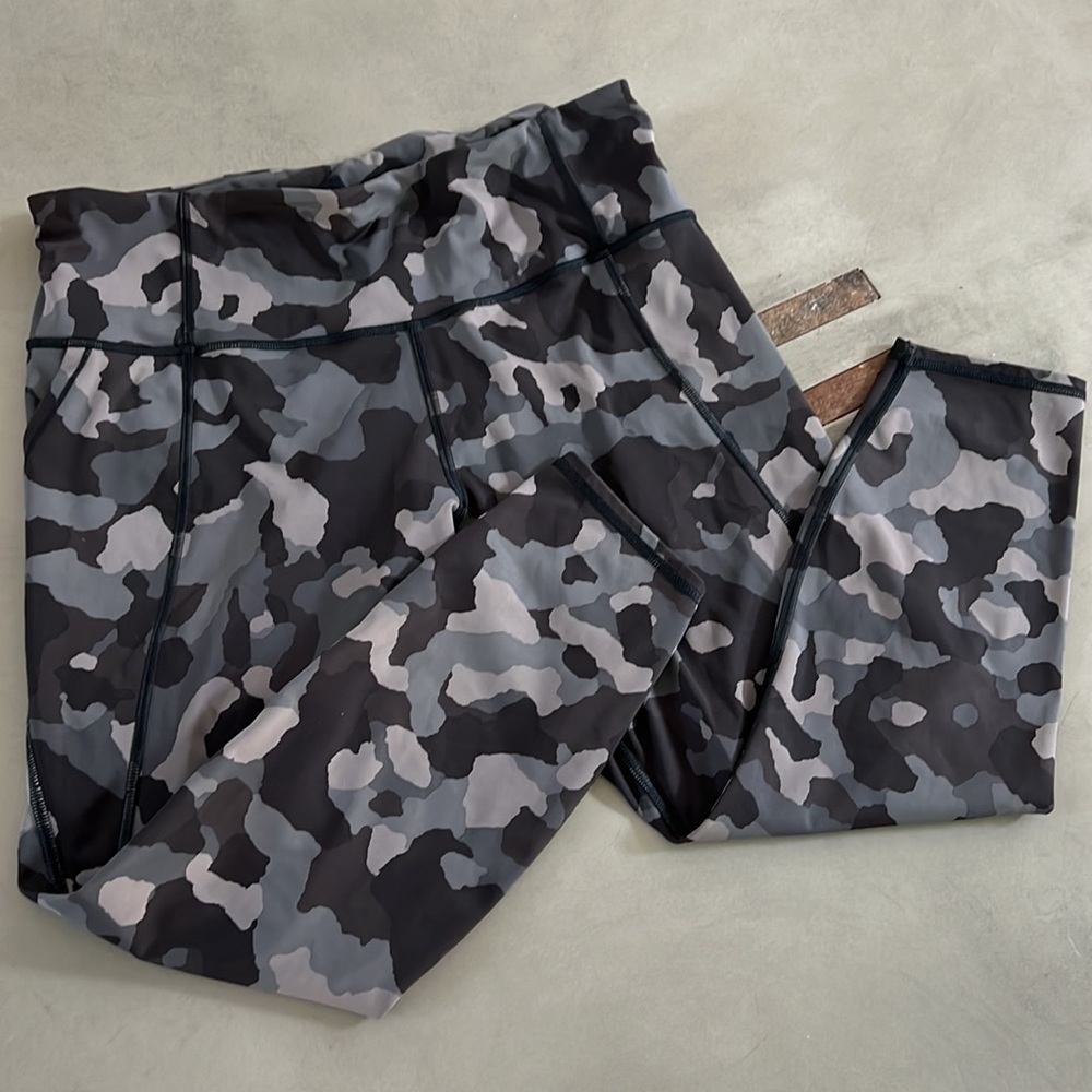 Athleta Ultimate Stash Pocket Camo 7/8 Tight Sz LP EUC - Picture 13 of 14